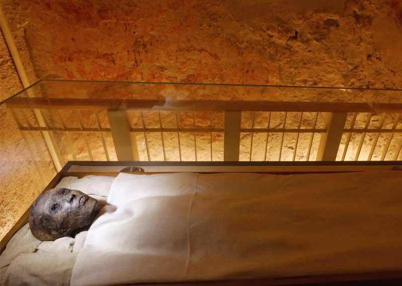 الملك الذهبي يرفض الرحيل.. مومياء توت عنخ آمون تبقى في وادي الملوك رغم افتتاح المتحف الكبير