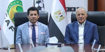 وزير الرياضة يبحث مع اتحاد الكرة خطط تطوير كرة القدم المصرية