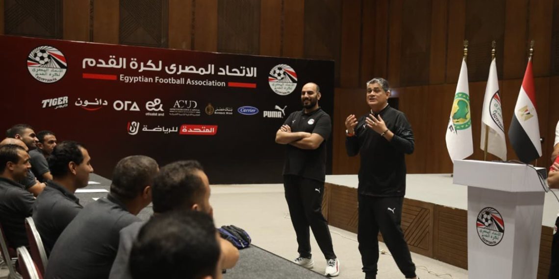 أوسكار رويز يعقد اجتماعًا مع حكام الفيديو لمراجعة الأداء الفني وتطوير الكفاءة التحكيمية