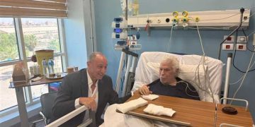 بالصور| الخطيب يزور حسن شحاتة في المستشفى