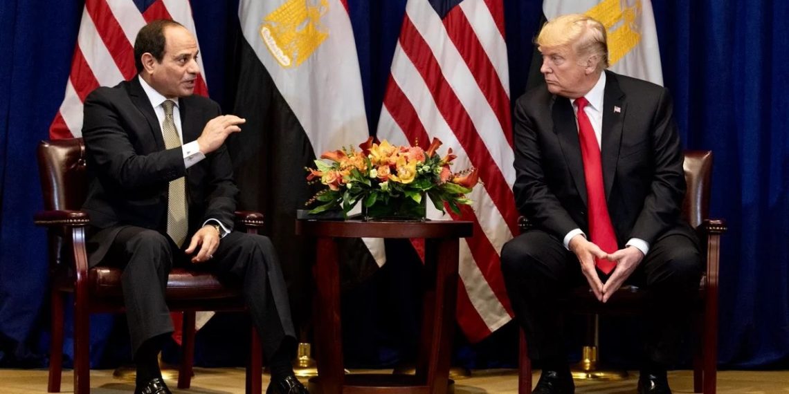 الرئيس السيسي يهدي الرئيس الأمريكي قلادة النيل تقديرًا لجهوده في إحلال السلام
