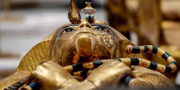 بالصور | تابوت توت عنخ آمون يُعرض لأول مرة بعد أكثر من 3300 عام في المتحف المصري الكبير