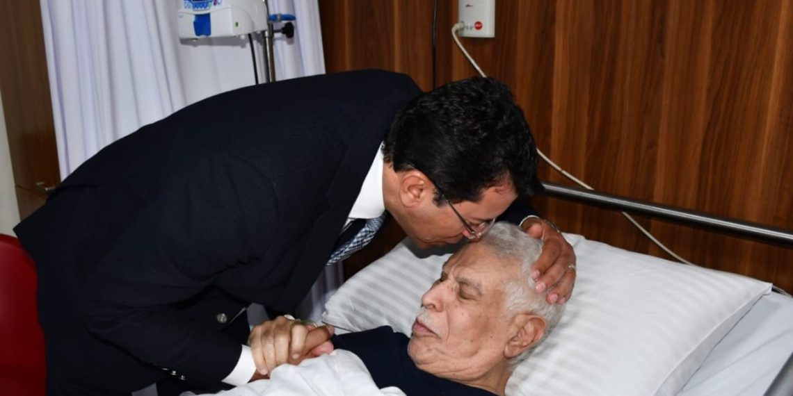 وزير الرياضة يزور الكابتن حسن شحاتة للاطمئنان على صحته ويؤكد دعم الدولة له