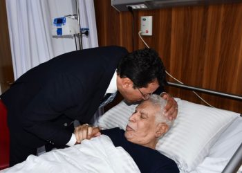 وزير الرياضة يزور الكابتن حسن شحاتة للاطمئنان على صحته ويؤكد دعم الدولة له