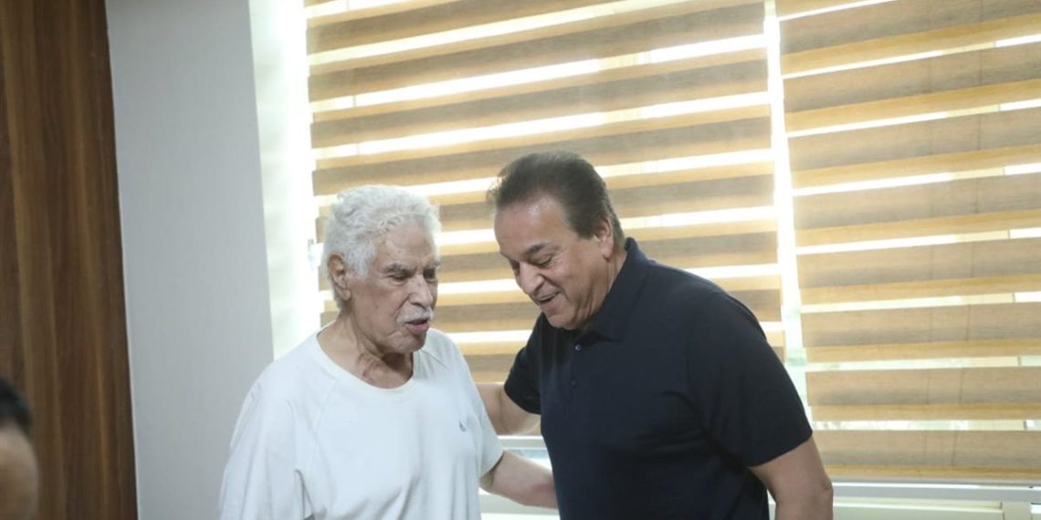 تنفيذًا لتوجيهات الرئيس السيسي..وزير الصحة يزور الكابتن حسن شحاتة بالمستشفى