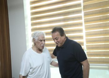 تنفيذًا لتوجيهات الرئيس السيسي..وزير الصحة يزور الكابتن حسن شحاتة بالمستشفى