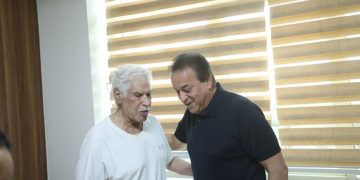 تنفيذًا لتوجيهات الرئيس السيسي..وزير الصحة يزور الكابتن حسن شحاتة بالمستشفى