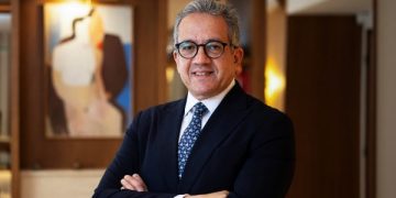 خالد العناني أول مصري يرأس اليونسكو ومهرجان القاهرة يهنئه بالفوز التاريخي