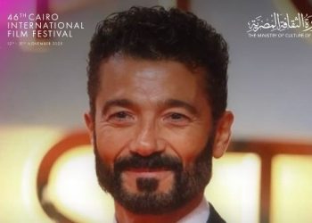 خالد النبوي يتوّج بجائزة فاتن حمامة للتميز في مهرجان القاهرة السينمائي في دورته الـ46