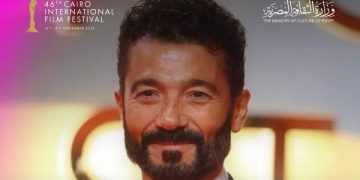 خالد النبوي يتوّج بجائزة فاتن حمامة للتميز في مهرجان القاهرة السينمائي في دورته الـ46