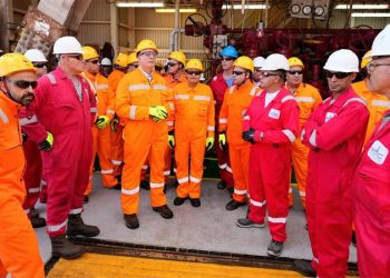 وزير البترول يتفقد الحفار البحري «القاهر-2» قبل انتقاله لحفر بئر دنيس غرب