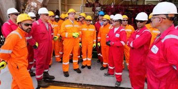 وزير البترول يتفقد الحفار البحري «القاهر-2» قبل انتقاله لحفر بئر دنيس غرب