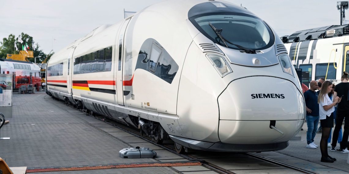 مصر تستقبل أول قطار كهربائي سريع من طراز فيلارو مصر