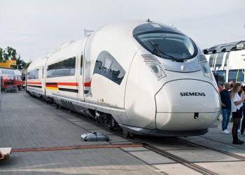مصر تستقبل أول قطار كهربائي سريع من طراز فيلارو مصر