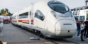 مصر تستقبل أول قطار كهربائي سريع من طراز فيلارو مصر