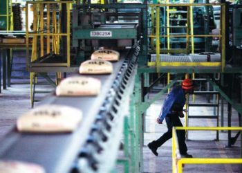 وزارة التموين تُلزم مصانع الأسمنت بإعلان سعر المصنع والبيع للمستهلك على العبوات