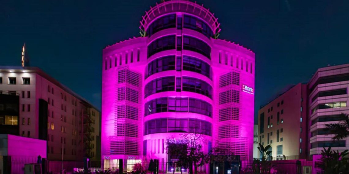 دعماً للتوعية بسرطان الثدي..ميدبنك يُضيء بالوردي في أكتوبر