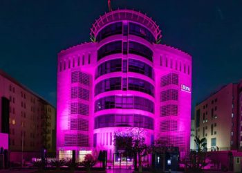 دعماً للتوعية بسرطان الثدي..ميدبنك يُضيء بالوردي في أكتوبر