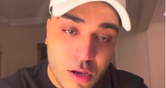 إسلام كابونجا ينهار بالبكاء بعد وقفه عن الغناء