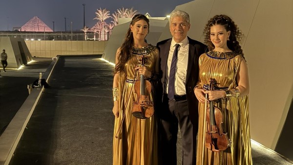 أحمد أبو زهرة يحتفل بمشاركة بناته في احتفالية المتحف المصري الكبير: “طاير من السعادة”