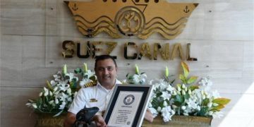 القبطان ولاء حافظ يدخل موسوعة غينيس بأطول غطسة في العالم لمصاب بالشلل الرباعي