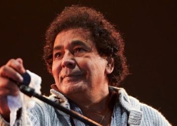 بعد تدهور حالته الصحية.. نقل محمد منير إلى المستشفى