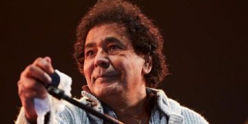 بعد تدهور حالته الصحية.. نقل محمد منير إلى المستشفى