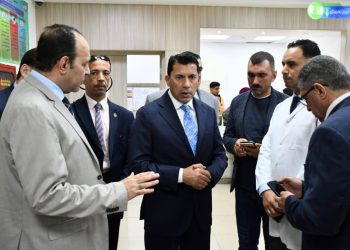 وزير الشباب والرياضة يطمئن على الحالة الصحية للزملاء مصابي حادث انقلاب ميني باص بطريق العاصمة الإدارية