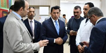 وزير الشباب والرياضة يطمئن على الحالة الصحية للزملاء مصابي حادث انقلاب ميني باص بطريق العاصمة الإدارية
