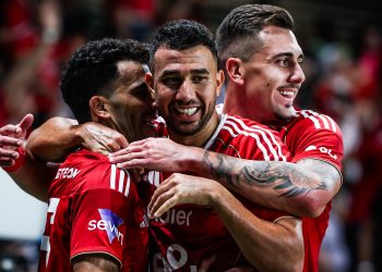 المارد الأحمر يتألق ويقصي سيراميكا كليوباترا من نصف النهائي