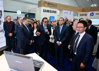 رئيس الوزراء يتفقد معرض “سمارت ديجيتال هيلث جيت”