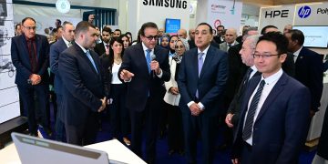 رئيس الوزراء يتفقد معرض “سمارت ديجيتال هيلث جيت”