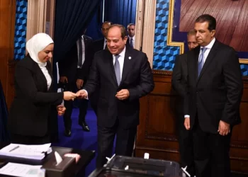 بالصور | الرئيس السيسي وقرينته يدليان بصوتيهما في المرحلة الثانية من انتخابات مجلس النواب 2025