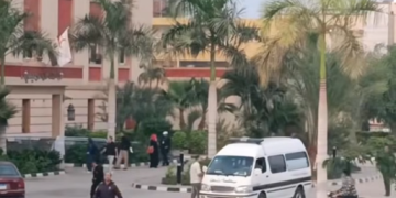 خروج جثمان إسماعيل الليثي من مستشفى ملوي في المنيا