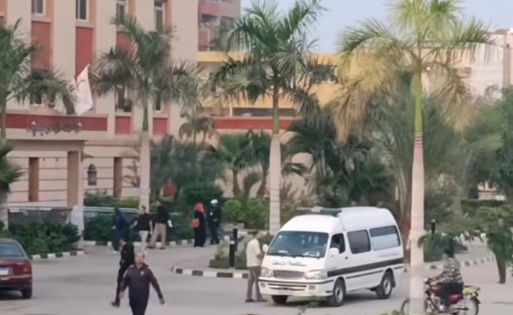 خروج جثمان إسماعيل الليثي من مستشفى ملوي في المنيا