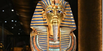 بالصور| لأول مرة المتحف المصري الكبير يعرض كنوز الملك توت عنخ آمون في قاعته الجديدة