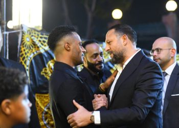 بالصور..كبار نجوم الفن يواسون محمد رمضان في وفاة والده