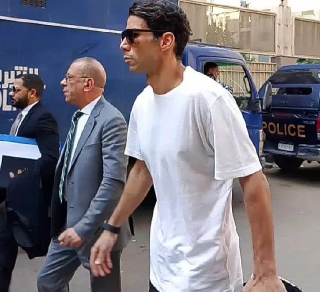 بالصور| لحظة وصول شريف إكرامي إلى مجمع محاكم شبرا الخيمة لمساندة زوج أخته رمضان صبحي