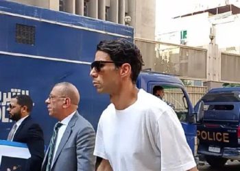 بالصور| لحظة وصول شريف إكرامي إلى مجمع محاكم شبرا الخيمة لمساندة زوج أخته رمضان صبحي