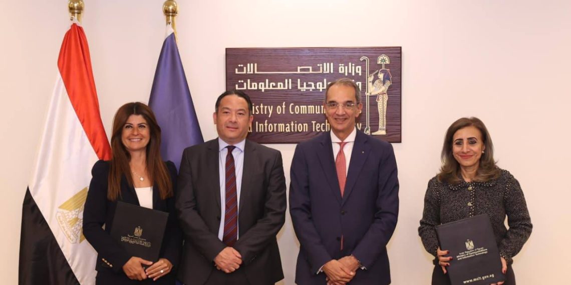 وزير الاتصالات يشهد توقيع مذكرة تفاهم مع أورنچ مصر لدعم التشخيص عن بُعد