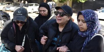 انهيار لمياء الأمير في جنازة شقيقها طارق الأمير