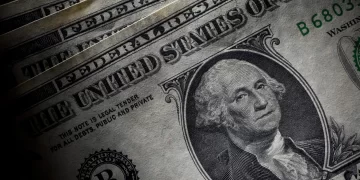 الدولار يصعد 4 قروش في البنوك المصرية خلال تعاملات اليوم