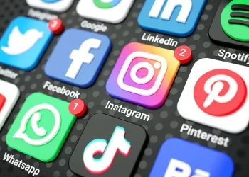 الحبس والغرامة عقوبة نشر المحتوى المنافي للآداب على السوشيال ميديا