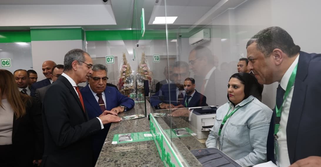 وزير الاتصالات يفتتح بريد المنصورة ويُجري جولة تفقدية بمدرسة WE ومنظومة التشخيص عن بُعد