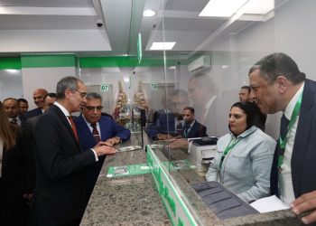 وزير الاتصالات يفتتح بريد المنصورة ويُجري جولة تفقدية بمدرسة WE ومنظومة التشخيص عن بُعد