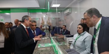 وزير الاتصالات يفتتح بريد المنصورة ويُجري جولة تفقدية بمدرسة WE ومنظومة التشخيص عن بُعد