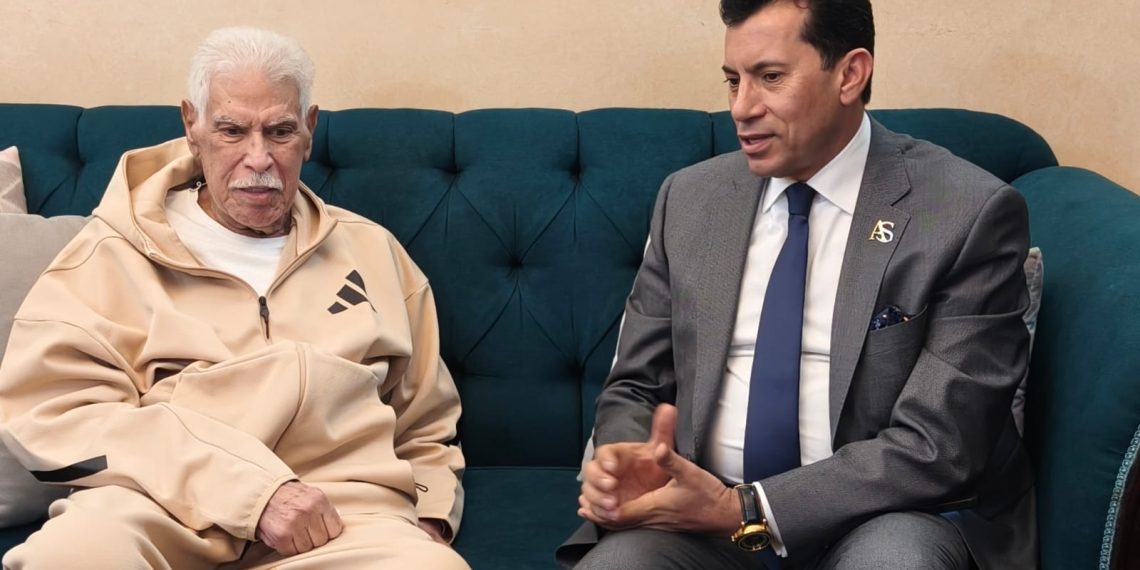 بعد شائعات وفاته..وزير الشباب والرياضة يزور حسن شحاتة للاطمئنان على حالته الصحية