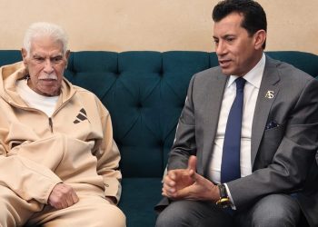 بعد شائعات وفاته..وزير الشباب والرياضة يزور حسن شحاتة للاطمئنان على حالته الصحية