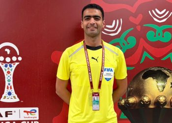 الكاف يختار حسام عزب ضمن طاقم تحكيم مباراة جنوب أفريقيا والكاميرون
