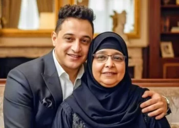 وفاة والدة المطرب الشعبي رضا البحراوي بعد صراع مع المرض